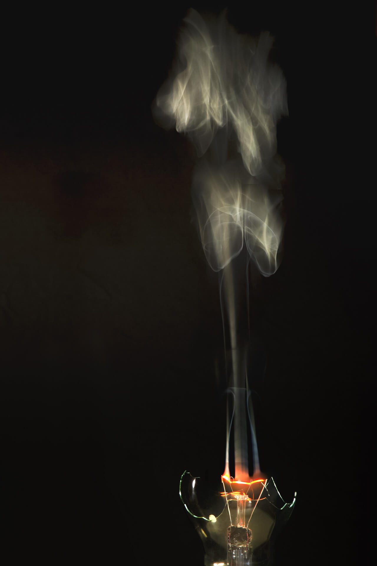 L'ampoule des idées reçues sur l'hypnose brisée