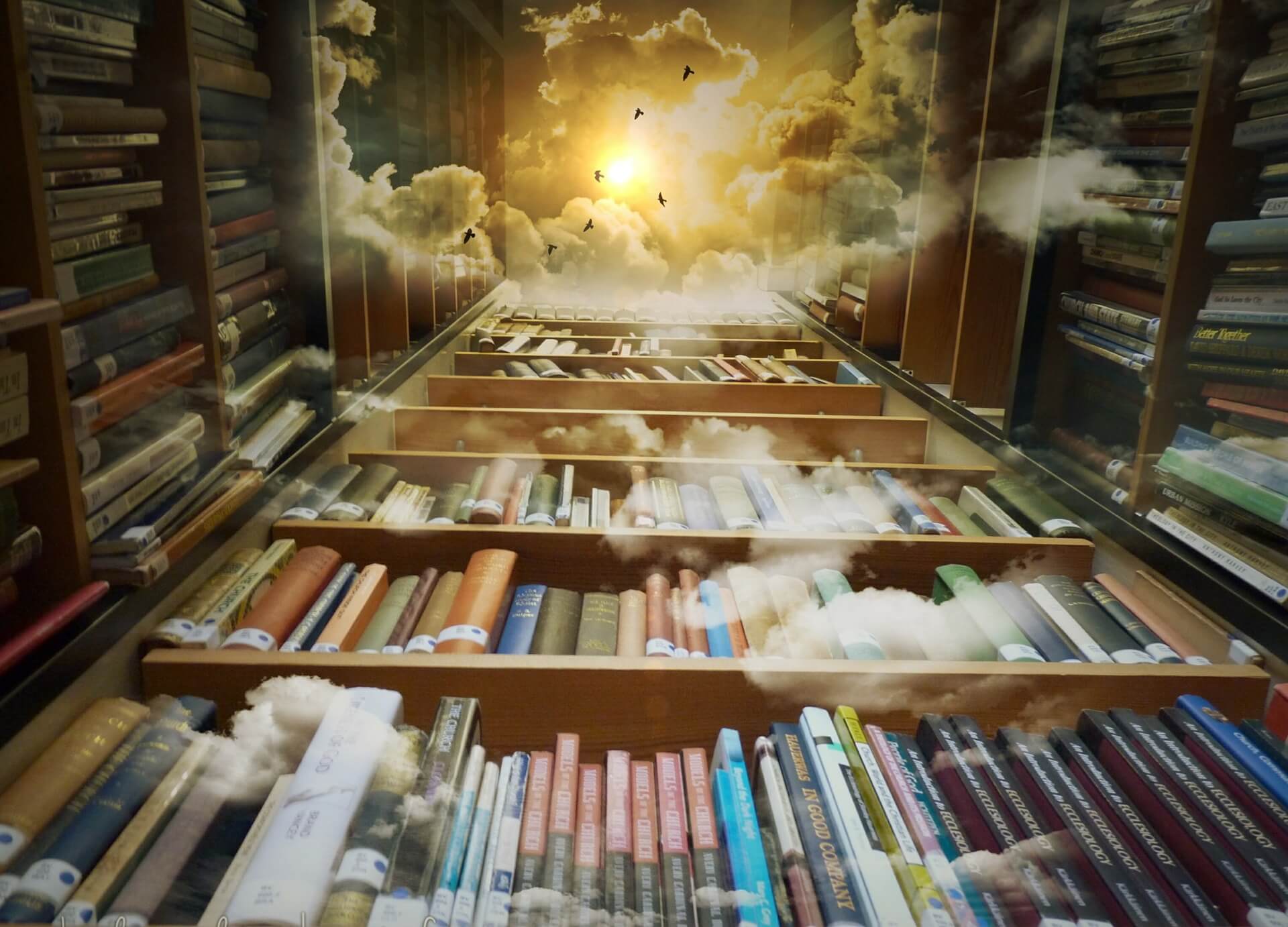 Bibliothèque haute avec nuages et soleil et tout en haut