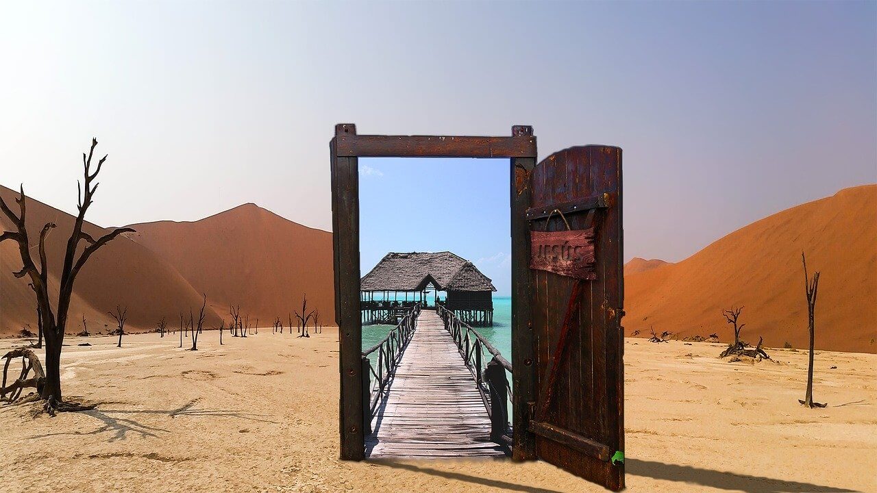 Desert avec une porte qui s'ouvre sur une plage paradisiaque